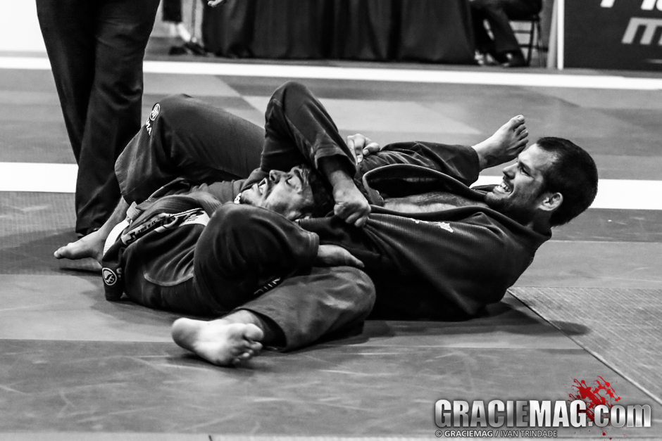 In Santa Cruz, during the American Cup, Eliot Kelly choked Bernardo Filho in a way hard to understand, let alone to defend