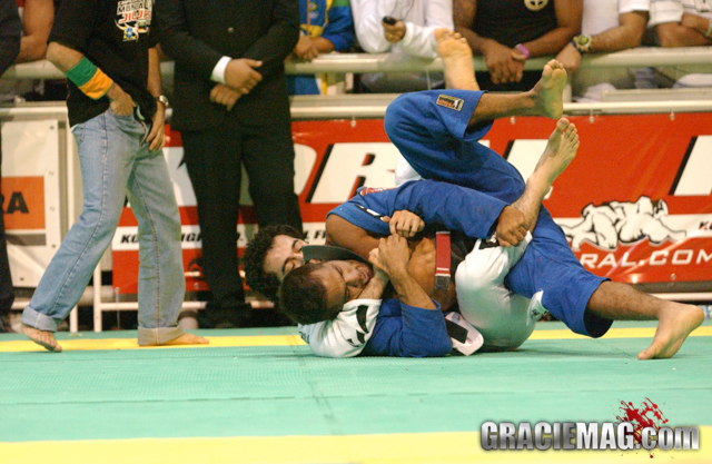 Marcelinho attacks Werneck's back in 2004. Photo by Gustavo Aragão