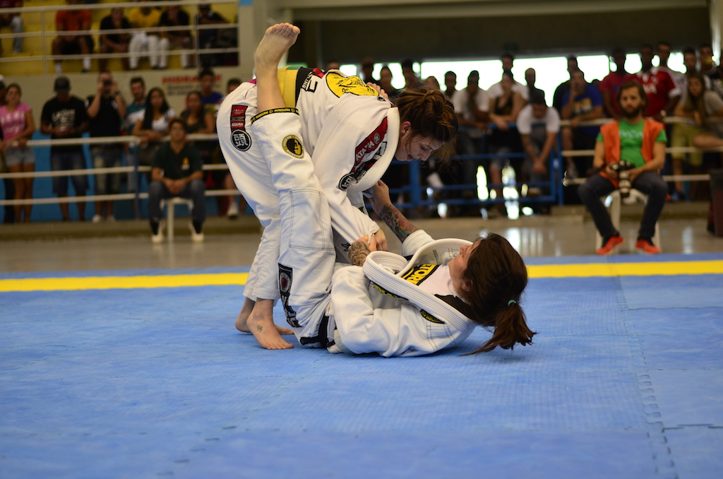 Talita por cima de Mackenzie na final do absoluto faixa-preta. Foto: Marco Aurélio Ferreira/Arena JJ