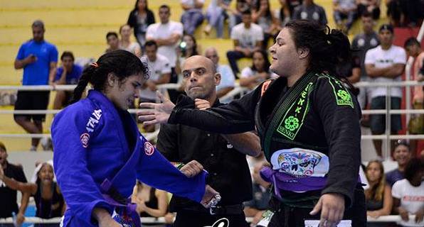 Tayane cumprimenta Ana Carolina Srour após a final do absoluto. Foto: Marco Aurélio/ArenaJJ.com