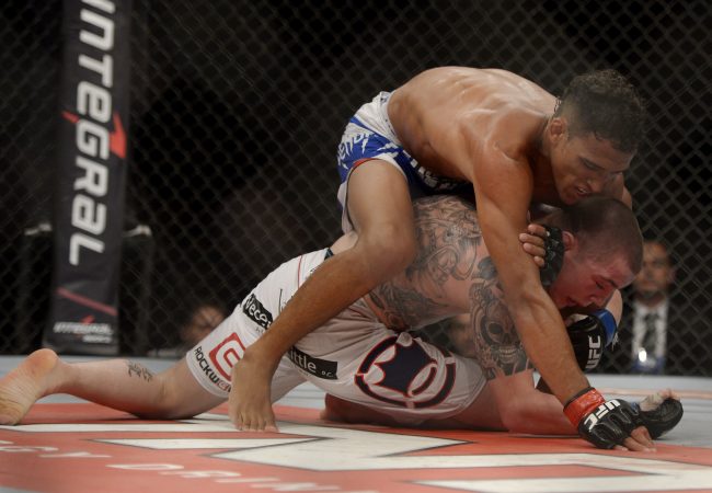 Charles Do Bronx em ação no UFC em dia de jogo da Seleção Brasileira