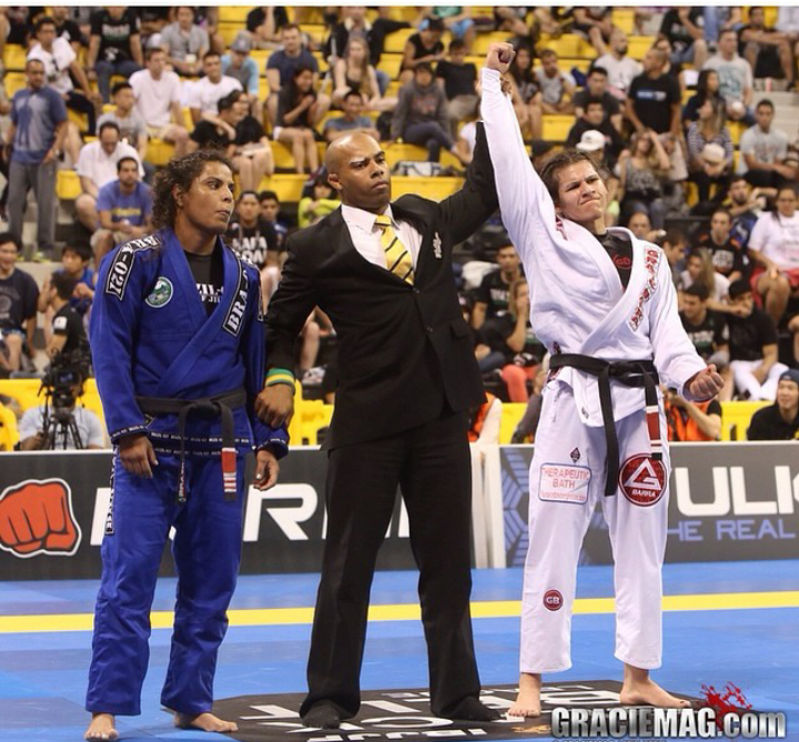 Ana Laura Cordeiro vence Hannette nas vantagens na final meio pesado do Mundial 2014