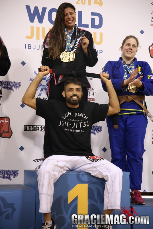 After shining in the absolute, Monique received her black belt from the hands of Mario Reis. Photo: Erin Herle / GRACIEMAG