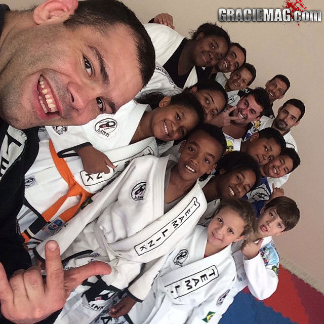 Gabriel Napao do UFC e a criancada em Uberlandia
