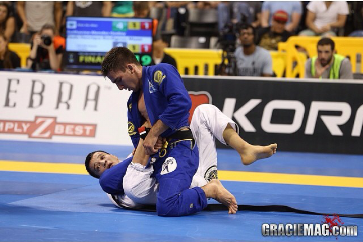 Gui Mendes por cima contra Paulo Miyao