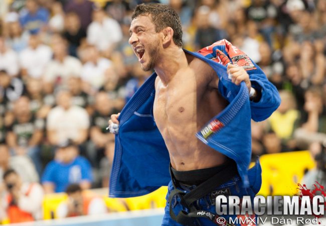 Vídeo: Carlos Holanda ensina como passar a guarda de lapela no Jiu-Jitsu