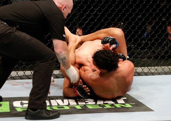 Vídeo: Charles do Bronx e seu triângulo de mão vencedor no UFC em Auckland