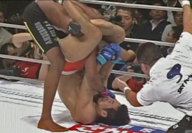 Vídeo: Relembre o triângulo que finalizou Anderson Silva no MMA