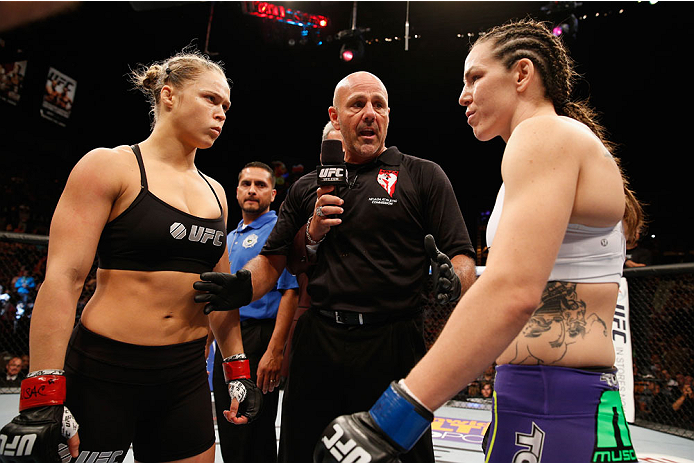 Ronda e Alexis frente a frente. Foto: Josh Hedges/Zuffa LLC/Zuffa LLC 