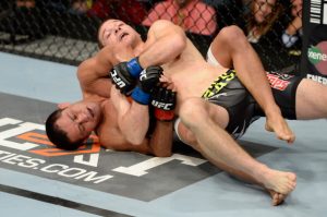 Formiga fez das costas de Makovsky sua morada no card preliminar. Foto: Jeff Bottari/Zuffa LLC via Getty Images