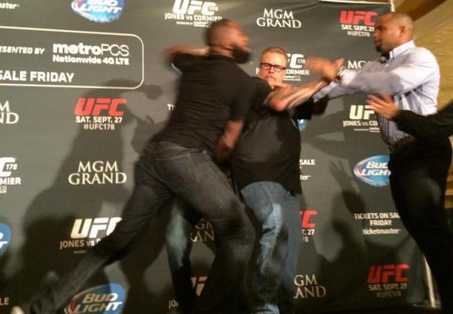 Vídeo: Jon Jones e Daniel Cormier saem no braço em coletiva do UFC