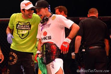 THomas recebe o cinturão peso-galo do Legacy antes de assinar com o UFC. Foto: Mike Jackson/Divulgação Legacy