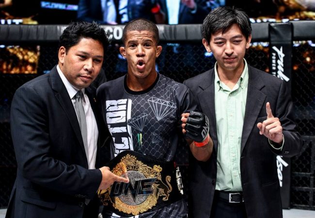 Campeão do One FC, Adriano Moraes analisa finalização e não pensa em UFC