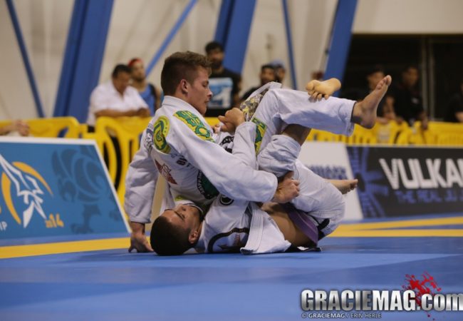 Do berimbolo para a omoplata? O giro louco do jovem Miyao americano
