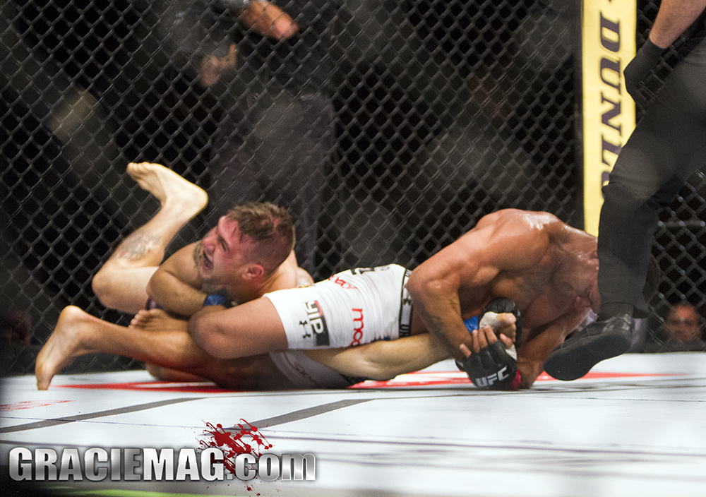 Gilbert Durinho puxa o braço e finaliza Giagos no UFC Rio. Foto: Gustavo Aragão/GRACIEMAG