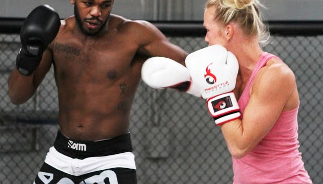 Vídeo: O treininho de Holly Holm, possível rival de Ronda Rousey, com Jon Jones
