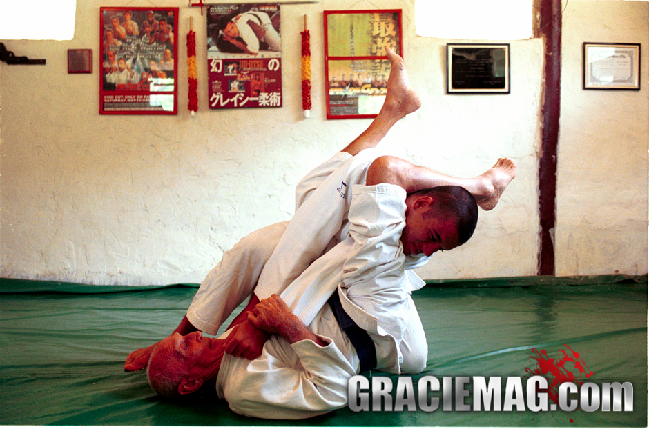 Helio training with his grandson Ryron Gracie