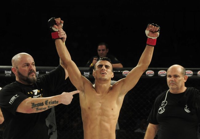 Atleta do Legacy ensina diferente estrangulamento da guarda