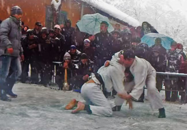 Vídeo: Que fria! Confira um gelado duelo de kimono debaixo de neve