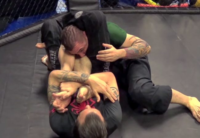 Vídeo: um triângulo com braço e perna para surpreender no Jiu-Jitsu