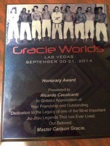 The award from Rose Gracie and Javier Vazquez. Photo: Personal archive