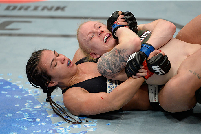 Claudinha fez a luta inaugural da categoria palha feminina contra Tina Lahdemaki. Foto: UFC/Divulgação