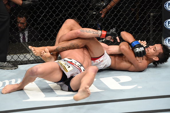 Charles estica Stephens no armlock no UFC. Foto: Jeff Botari/Zuffa LLC via Getty Images