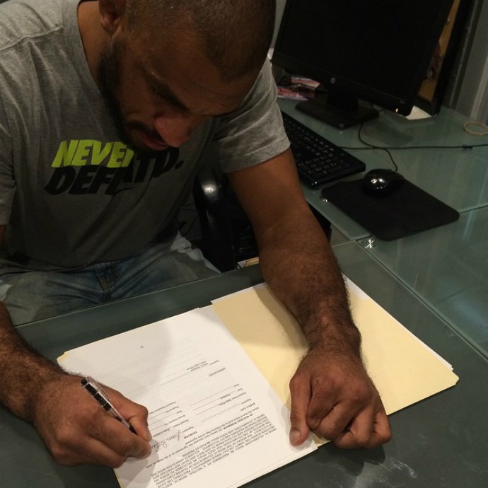 Jucão assinando, mais uma vez, o sonhado contrato com o UFC. Foto: Reprodução