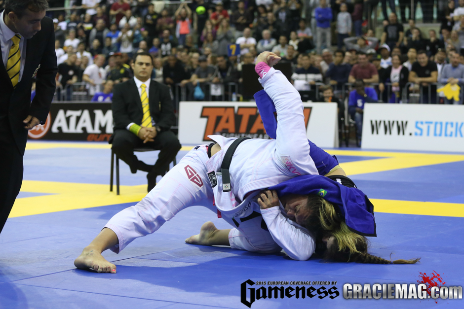 Gabi Garcia defende bote de Mackenzie Dern no Europeu 2015 Foto Ivan