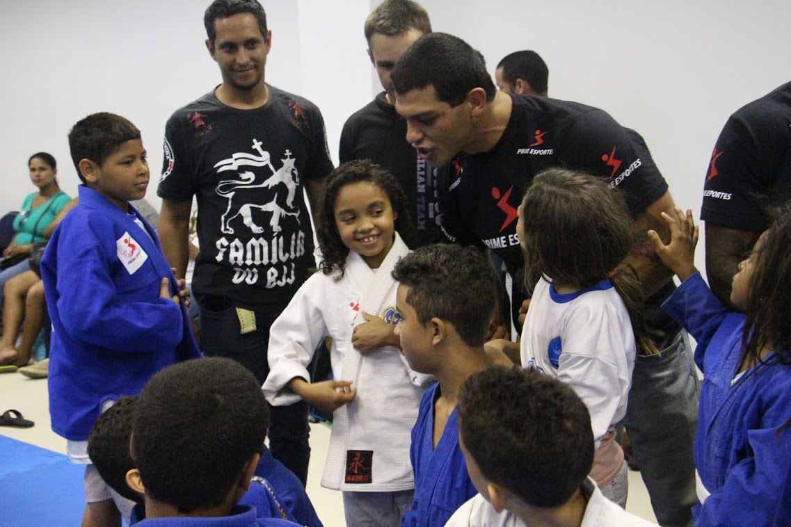 O astro Ricardo Arona e alunos de Jiu Jitsu