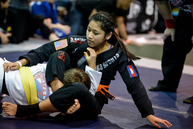 Menininha? Confira os botes no triângulo da jovem Cora Sek no Jiu-Jitsu