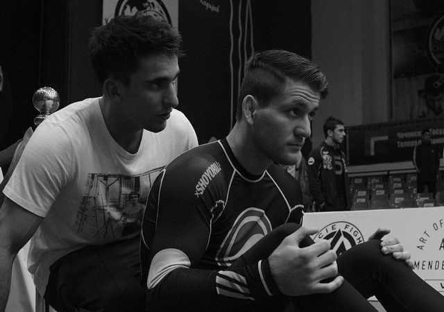 Aprenda a passar guarda e jogar por baixo, com os irmãos Mendes