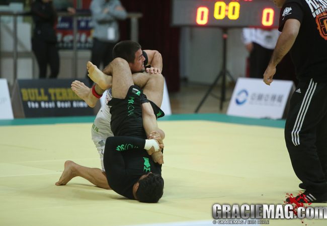 Qual é a sua defesa de armlock favorita no Jiu-Jitsu?