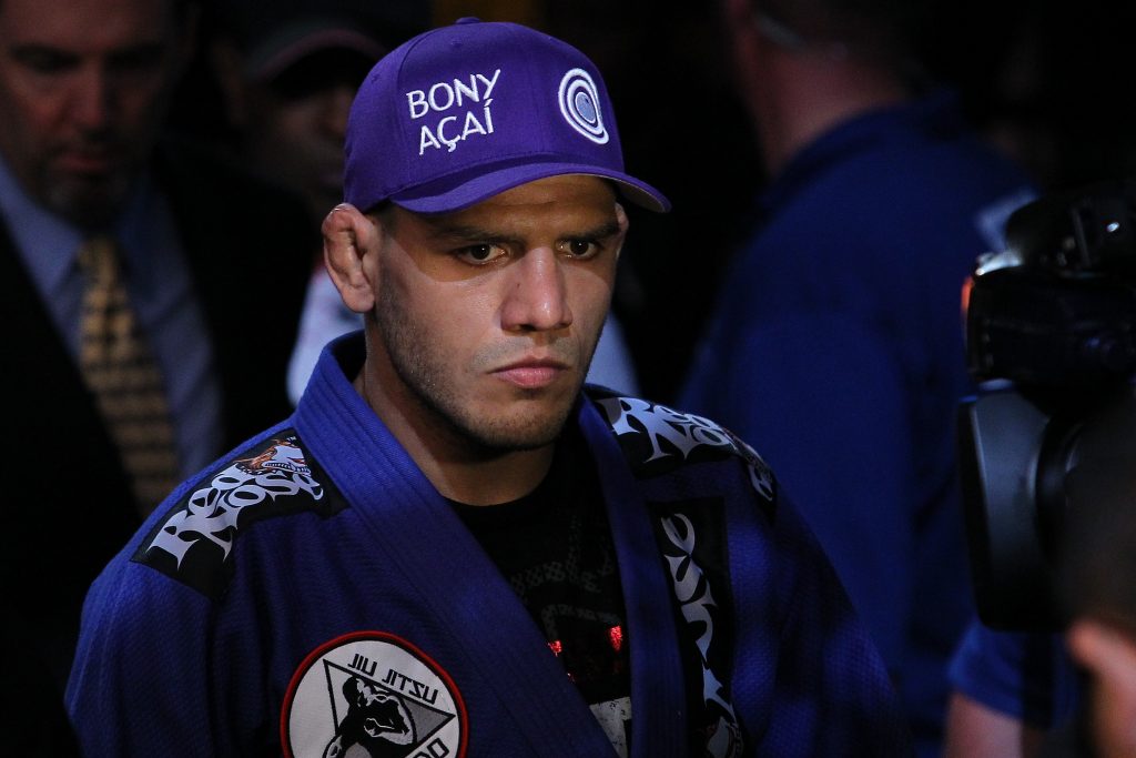 Representante do Jiu-Jitsu e fera na trocação, Dos Anjos sofre lesão. Foto: Zuffa LLC via Getty Images