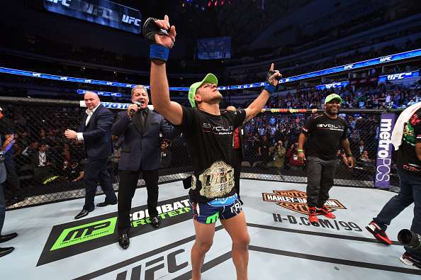 Rafael dos Anjos agradece aos céus ao ganhar o sofrido cinturão, no UFC 185, em março de 2015. Foto: UFC/Divulgação