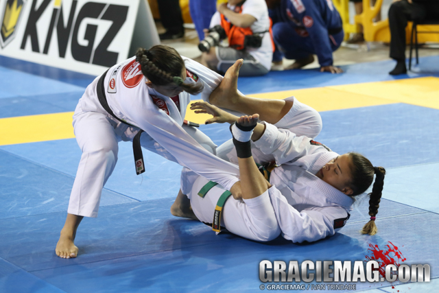 Monique fighting Marilia da Conceição with the taped ankle. An easy target. Photo by Ivan Trindade/GRACIEMAG 