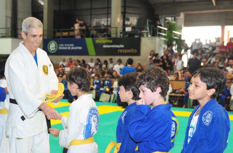 Jose Leao Teixeira o Ze Beleza e aluninhos faixa amarela em foto de Kazuo Yokoyama