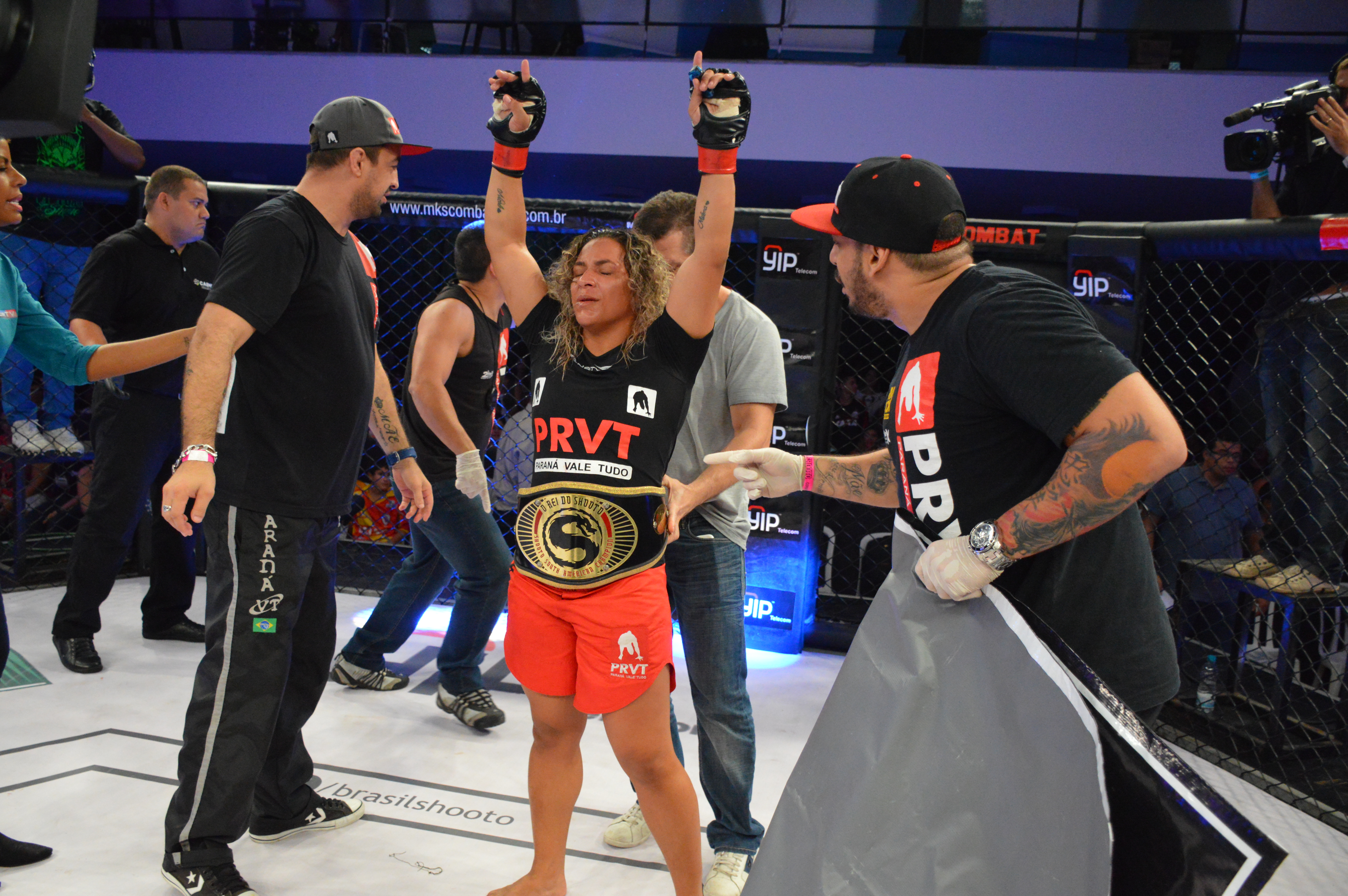 Por decisão dividida, Priscila Souza conquista cinturão feminino até 62kg. Foto: Felipe Fiorito