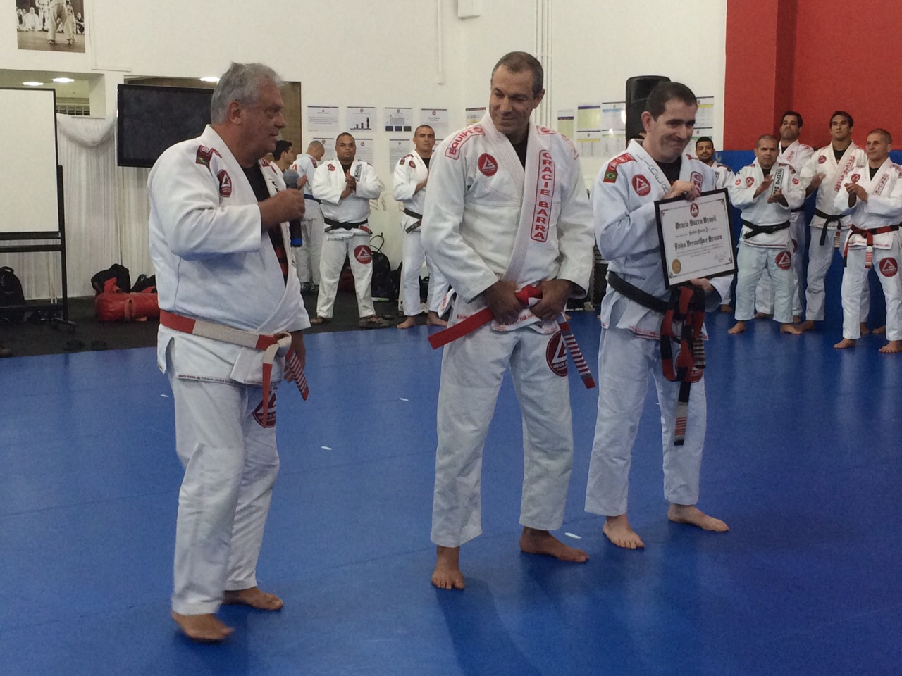 Carlos Gracie Jr agora e faixa vermelha e branca Foto Aragao