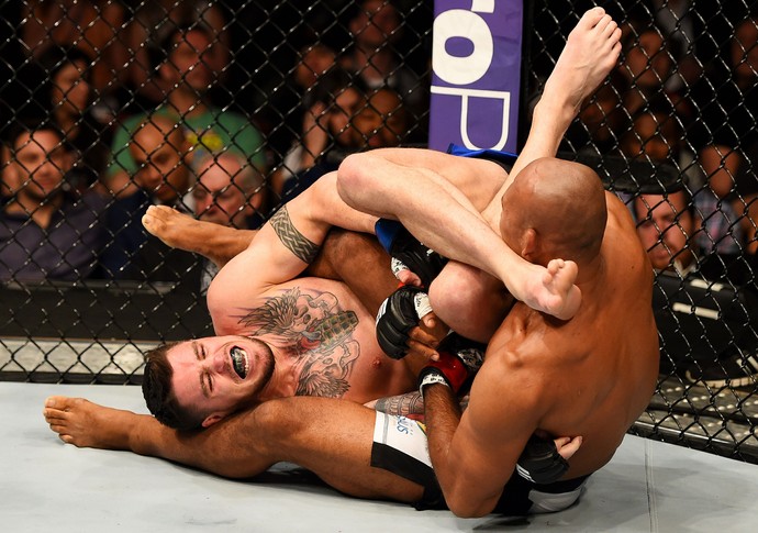 Jacare finaliza Camozzi no braco no UFC Nova Jersey Foto UFC Divulgacao via Getty Image