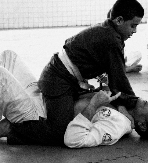 Luiz Dias da GAS Jiu Jitsu ensina tecnicas relativas a montada