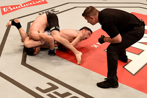 Rony Jason finalizou o adversário no triângulo. Foto; UFC