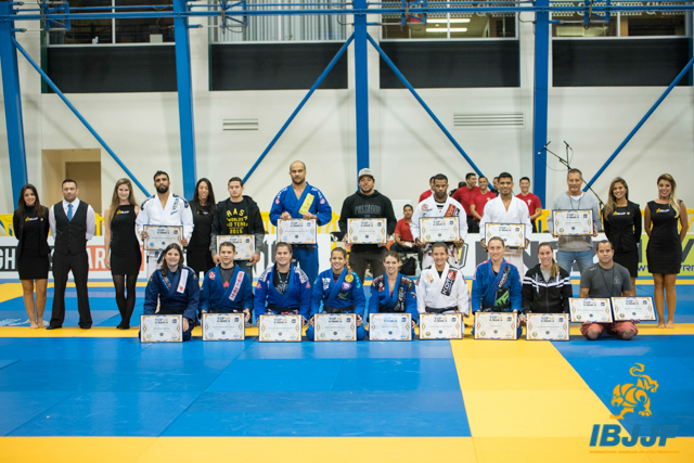 The male and female top 10 ranked athletes during ceremony at the 2015 Worlds. Photo: Kenny Jewel/IBJJF