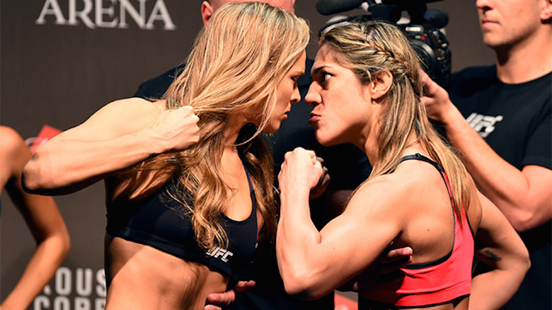 Ronda Rousey e Bethe olho no olho, durante a pesagem de sexta-feira do UFC 190. Foto: UFC/Divulgação