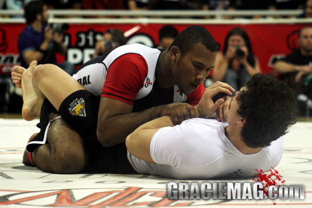 Jacaré e Roger no ADCC 2005, em mais uma final de absoluto. Jaca ainda sonha com uma luta de despedida no Jiu-Jitsu ou grappling. Alô, organizadores... Foto: Arquivos GRACIEMAG