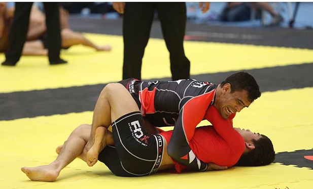 Rubens Cobrinha venceu o companheiro Gianni Grippo após passar e pegar as costas. Ele ainda vai precisar passar por Augusto Tanquinho e talvez Bruno Frazzato na final. 