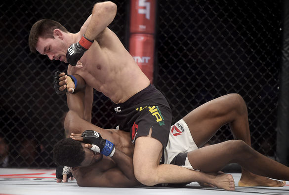 Demian monta em Magny durante a "aula" no UFC Rio. Foto: Alexandre Loureiro / Inovafoto.