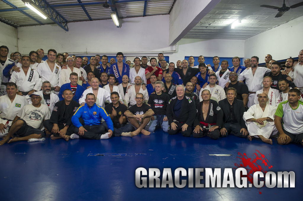 Mestres, professores e alunos reunidos no último grande treino na academia Carlson Gracie, em Copacabana. Foto: Luca Atalla.