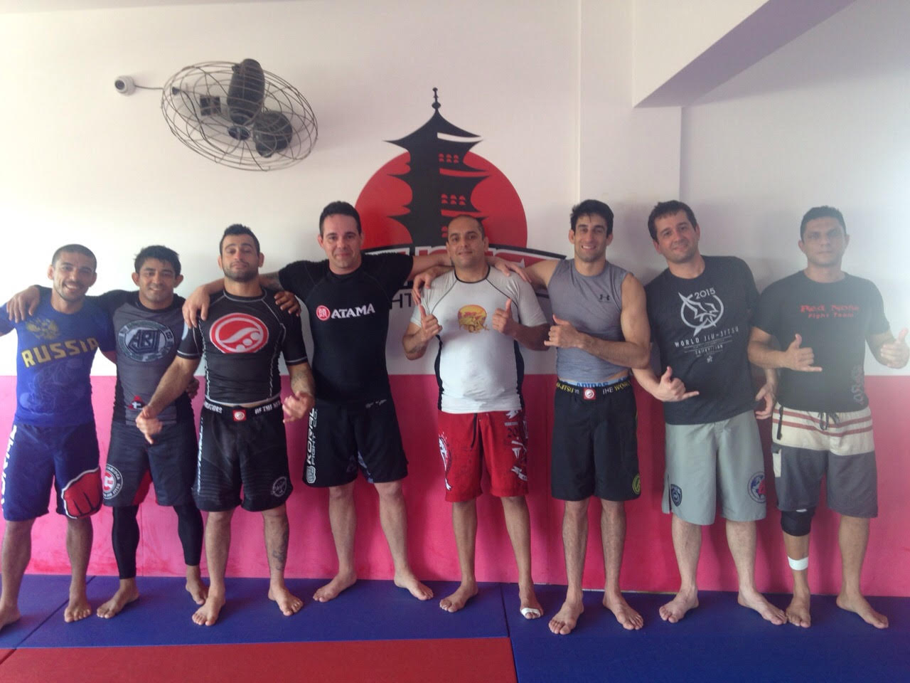 Raul Faconti e alunos durante aula de Jiu Jitsu sem kimono Foto Divulgacao