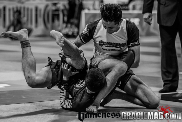 Caio Terra e sua variação da baratoplata no Mundial Sem Kimono. Foto: Ivan Trindade